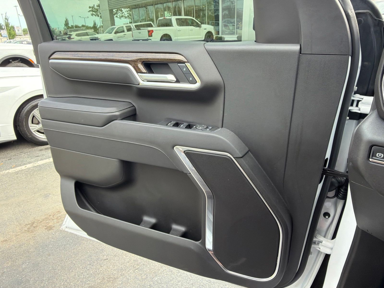 Used 2025 Summit White GMC Elevation image 22