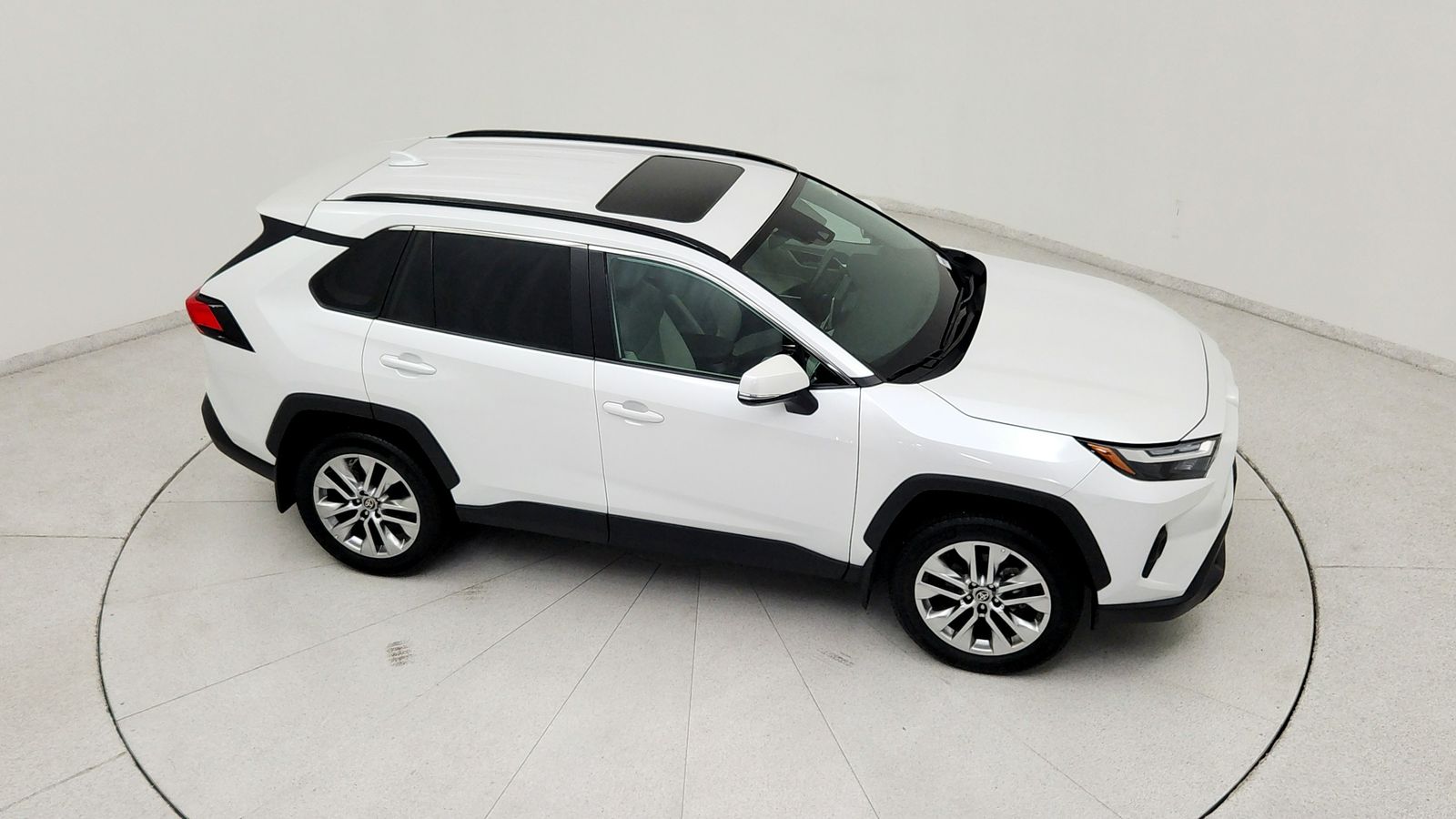 Used 2025 Beige Toyota XLE Premium image 20