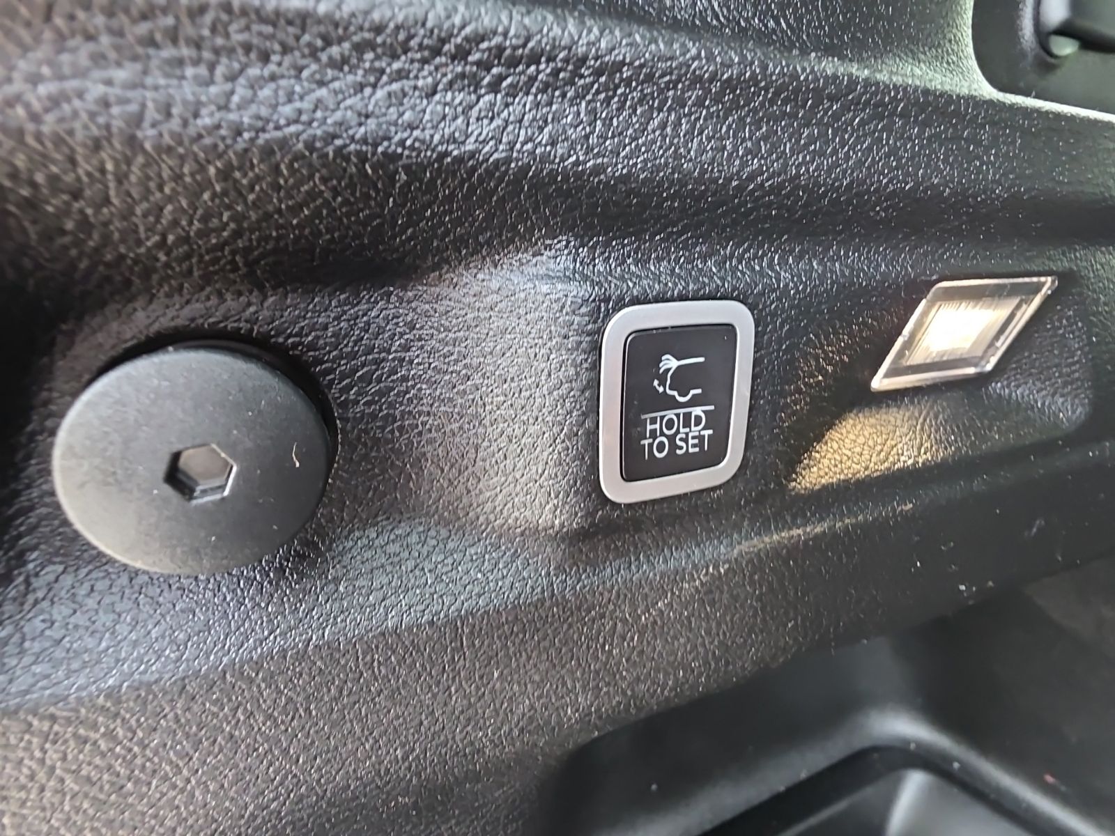 Used 2023 Red Jeep Altitude image 25