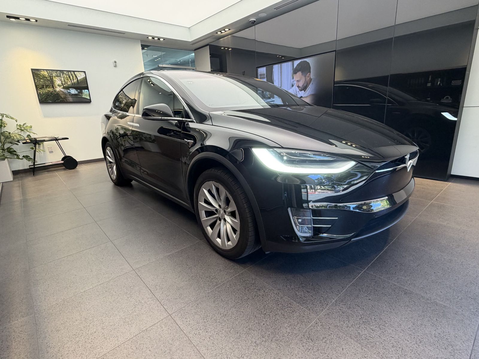 2021 Tesla Model X Long Range — full photo 1 of 7
