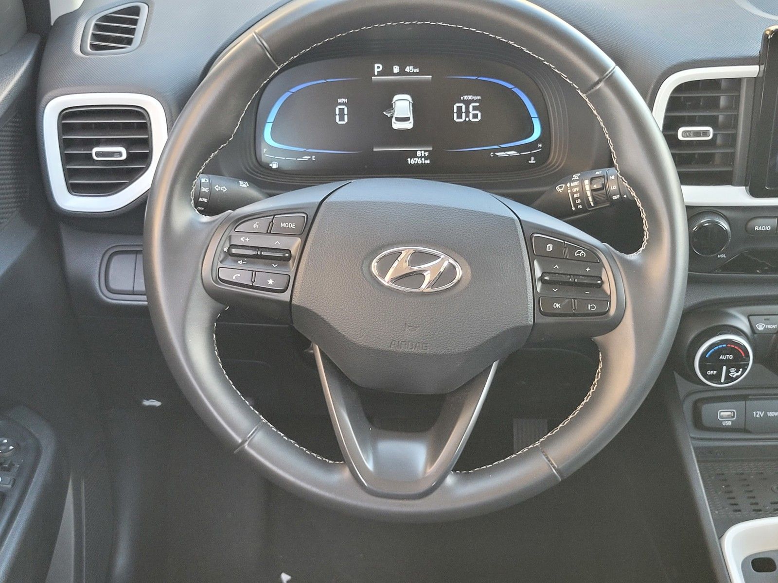 2025 Hyundai Venue Limited - Photo 13