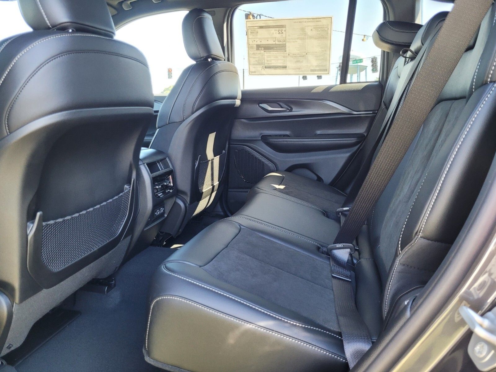 2025 Jeep Grand Cherokee Laredo photo 4