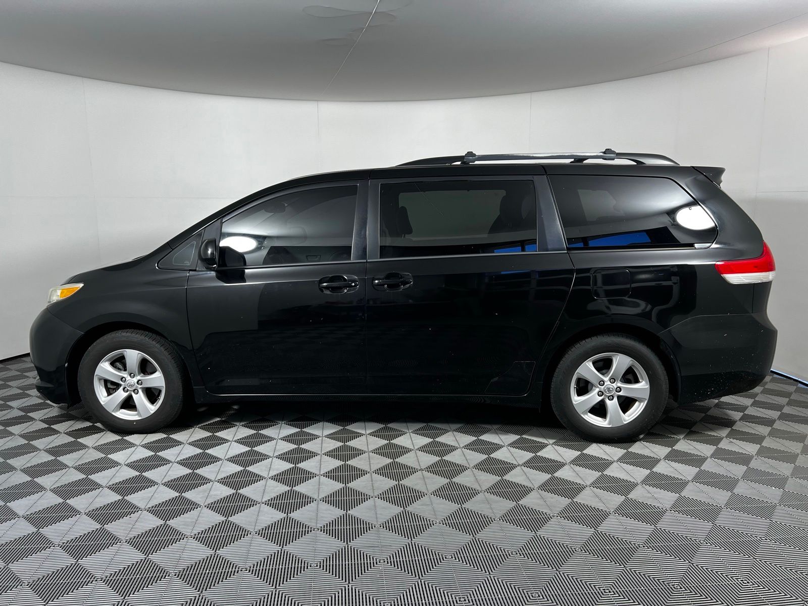 Thumbnail: 2013 Toyota Sienna - 8