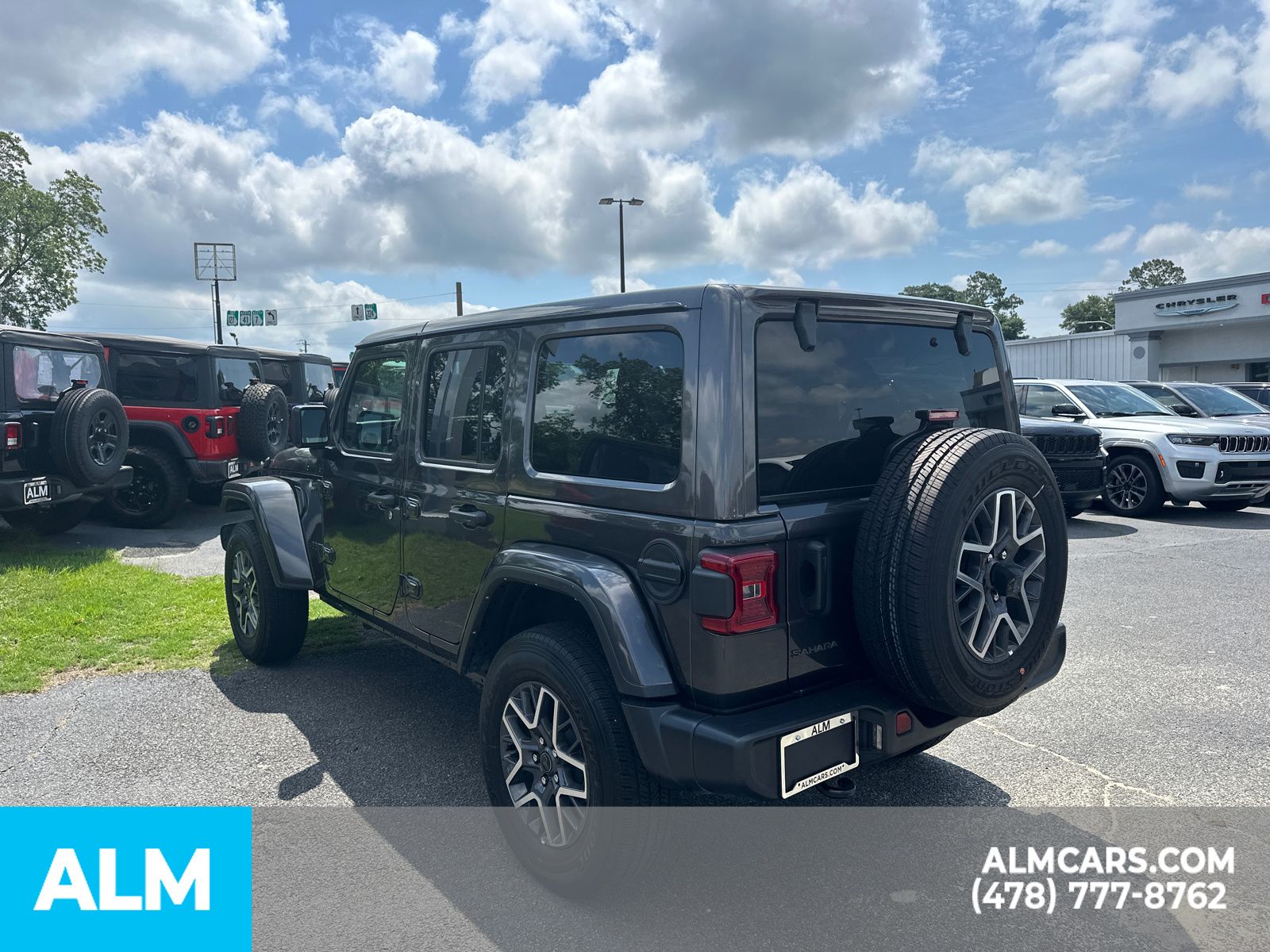 Used 2025 Gray Jeep Sahara image 9