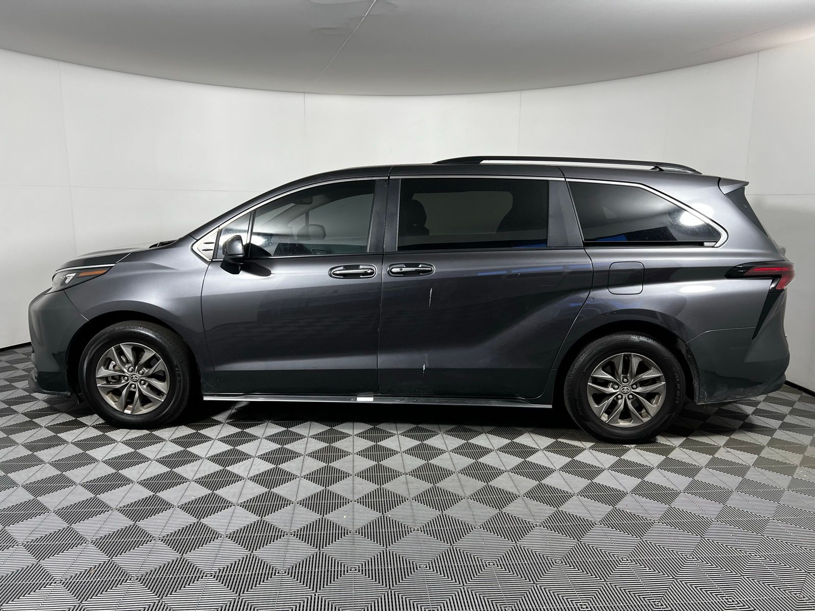 Thumbnail: 2025 Toyota Sienna - 8