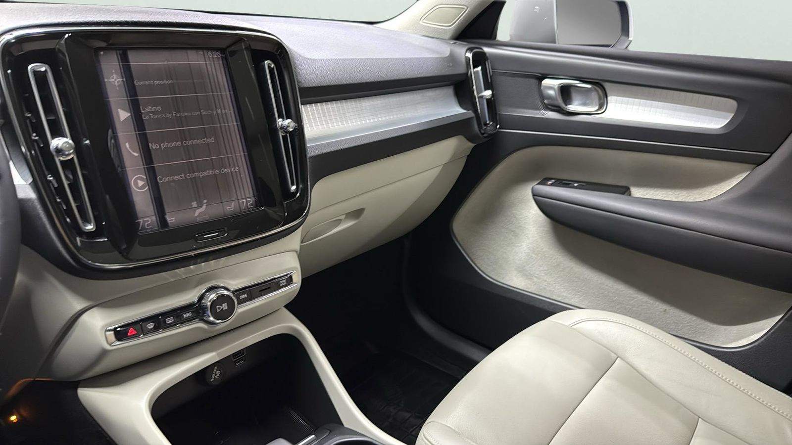 Used Car 2022 Volvo Xc40  Momentum For Sale Under $30,000 In Austin, Texas