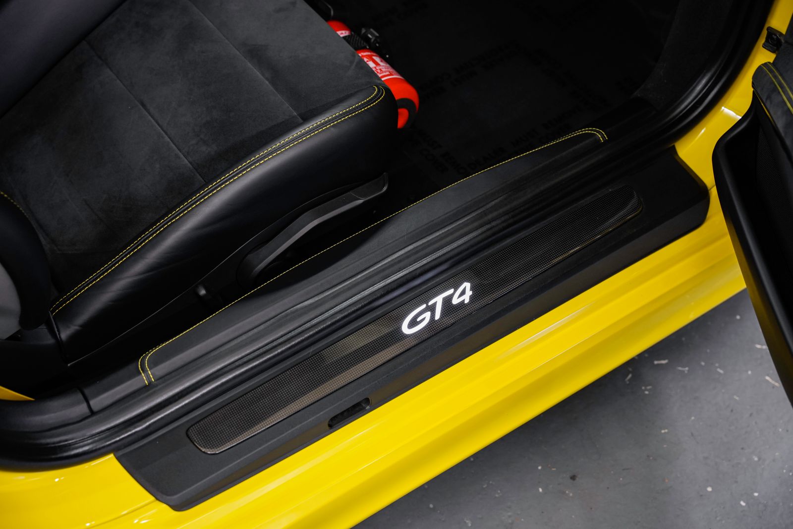 2016 Porsche Cayman GT4 — photo 25