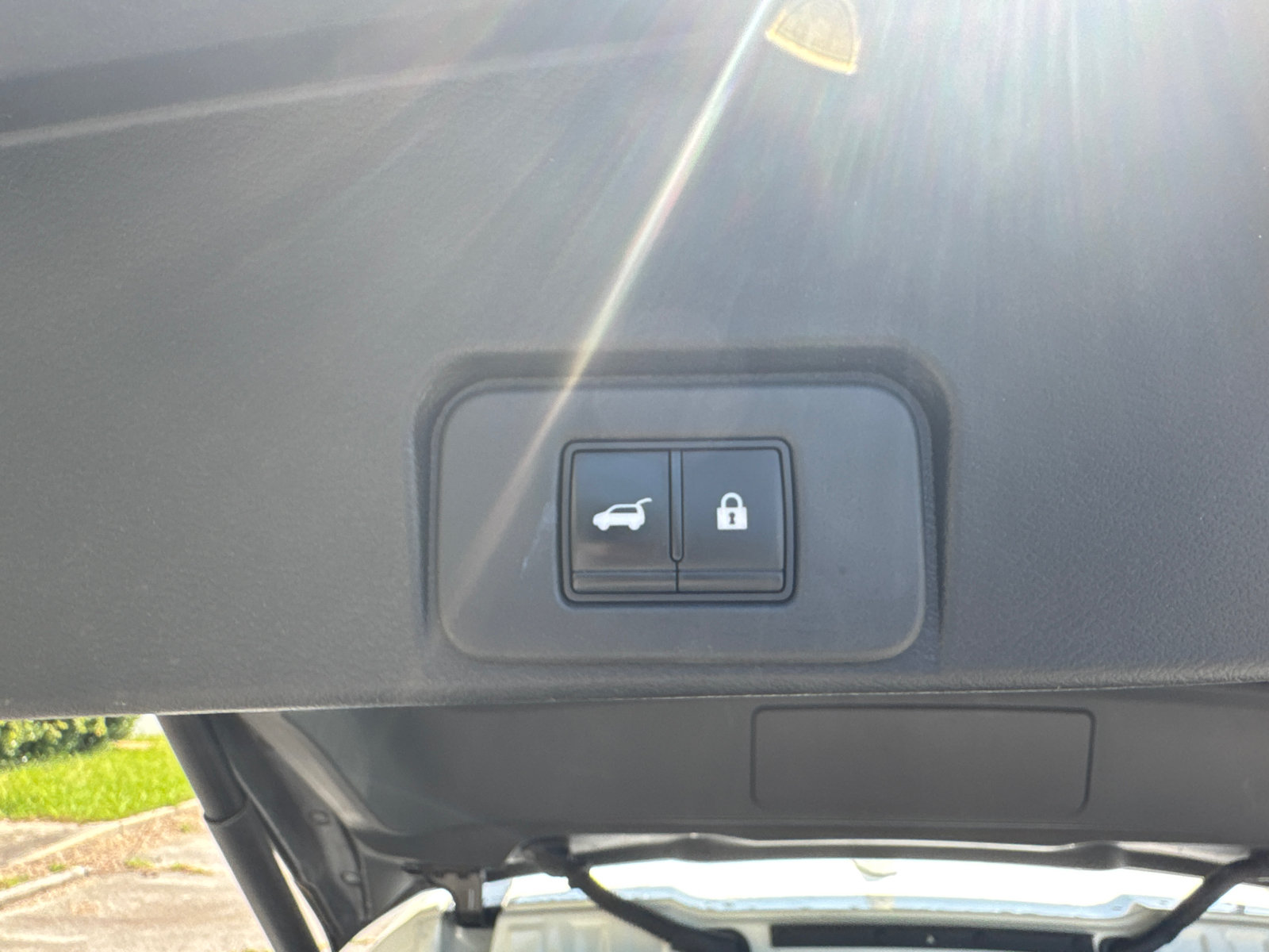 Used 2022 White Nissan Platinum image 19