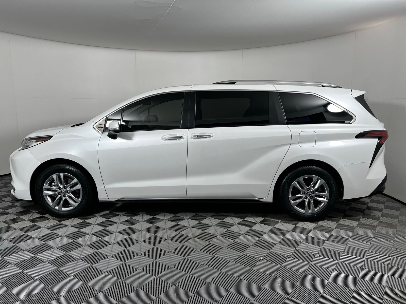 Thumbnail: 2023 Toyota Sienna - 8