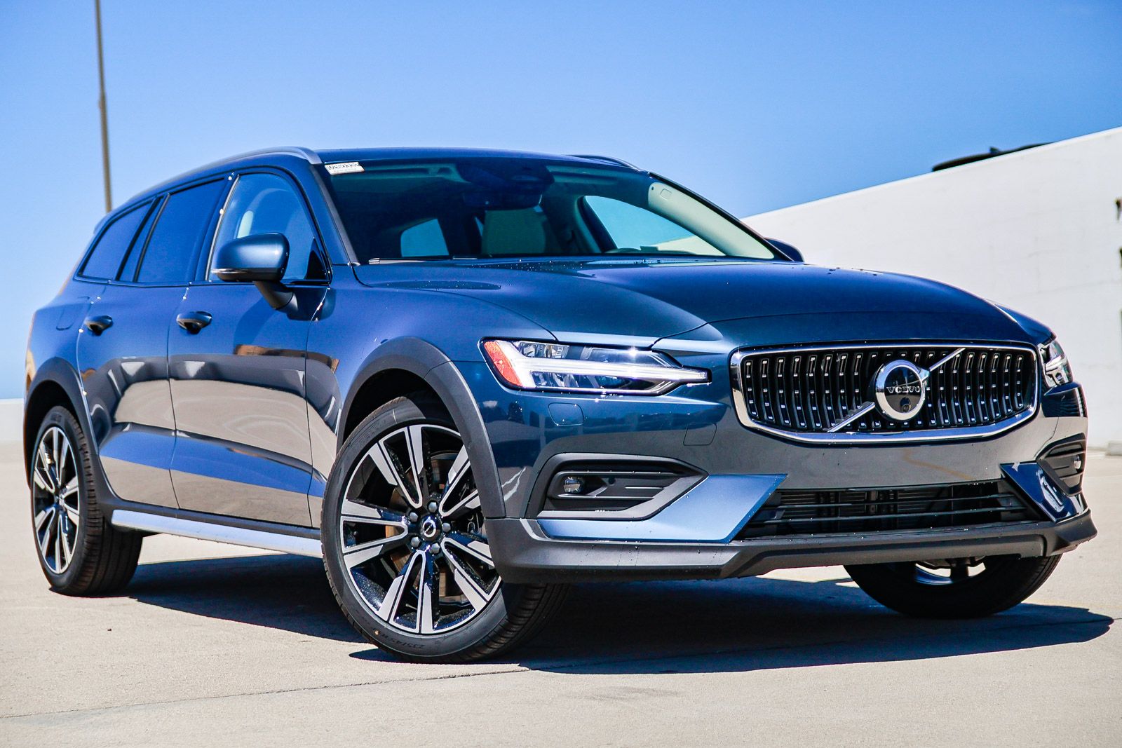 2026 Volvo V60 Cross Country B5 Ultra AWD's photo