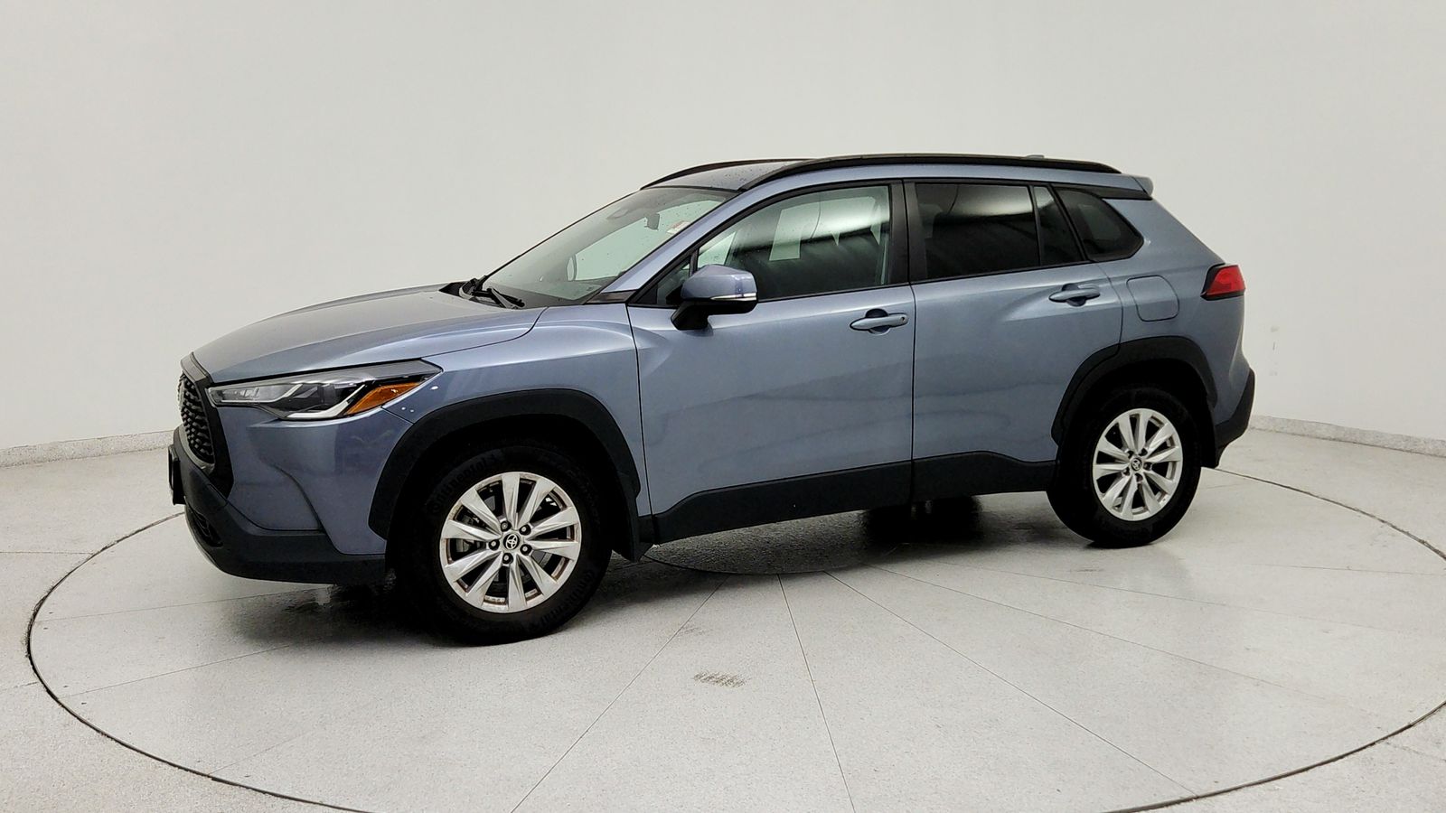 Used 2023  Toyota LE image 3