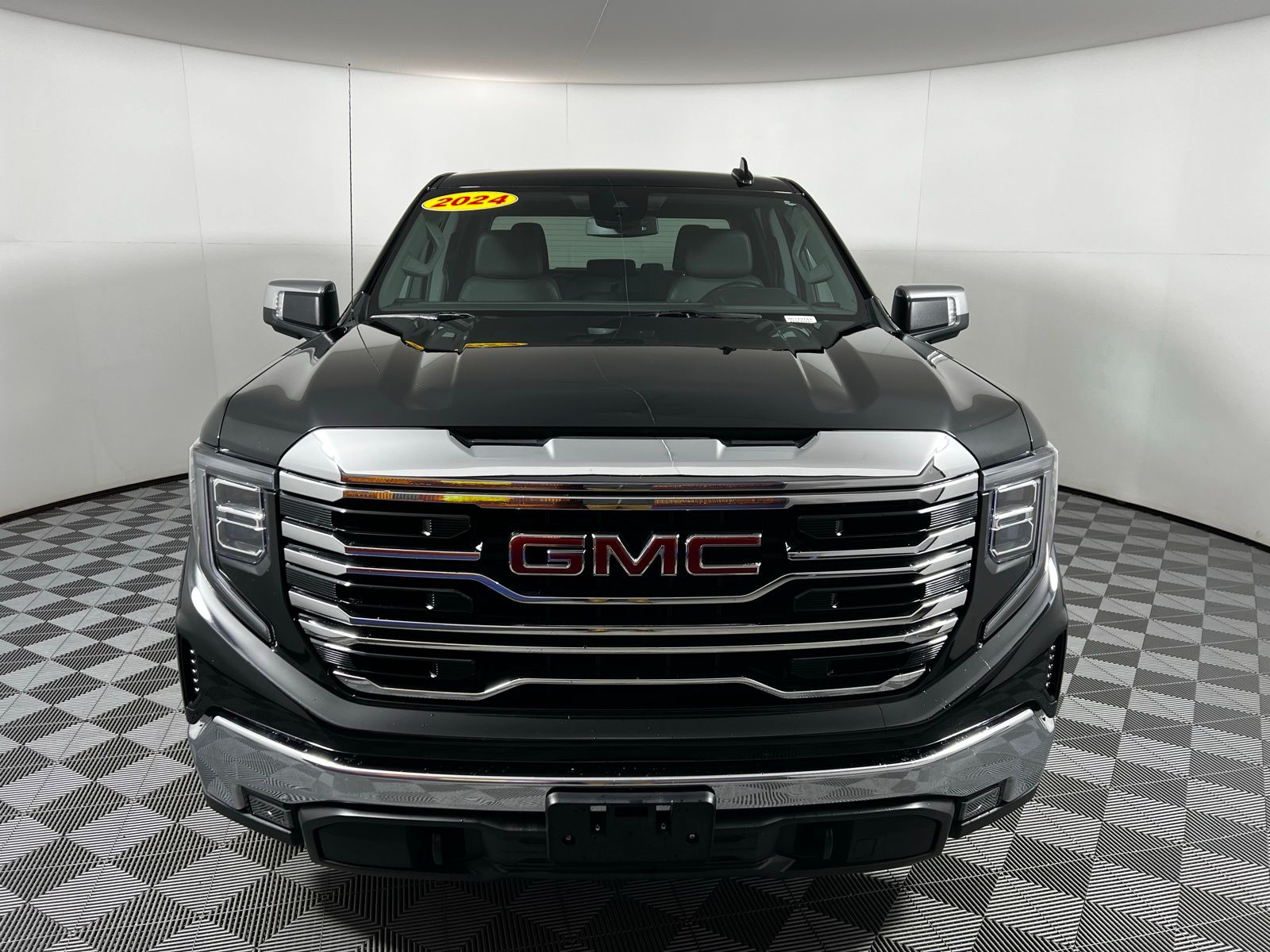 2024 GMC Sierra 1500 SLT 2