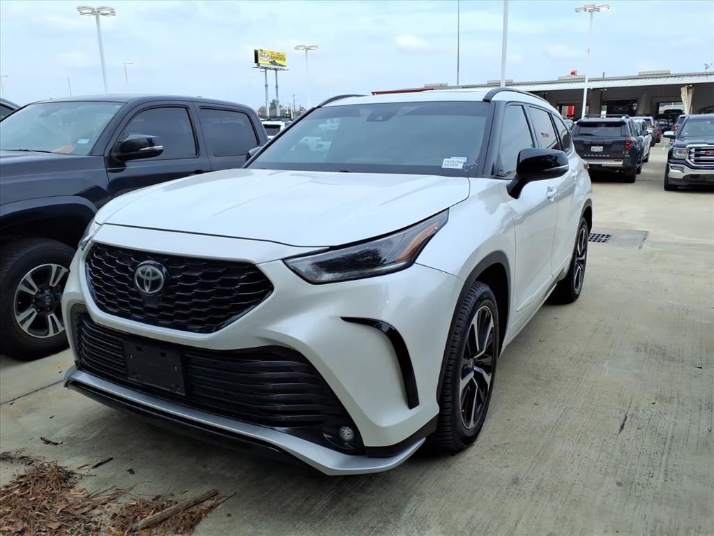 2021 Toyota Highlander XSE White at Autostrade