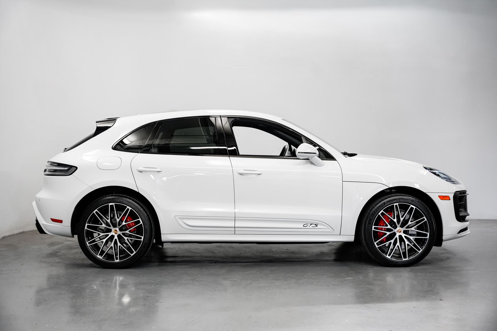2022 Porsche Macan GTS — photo 2