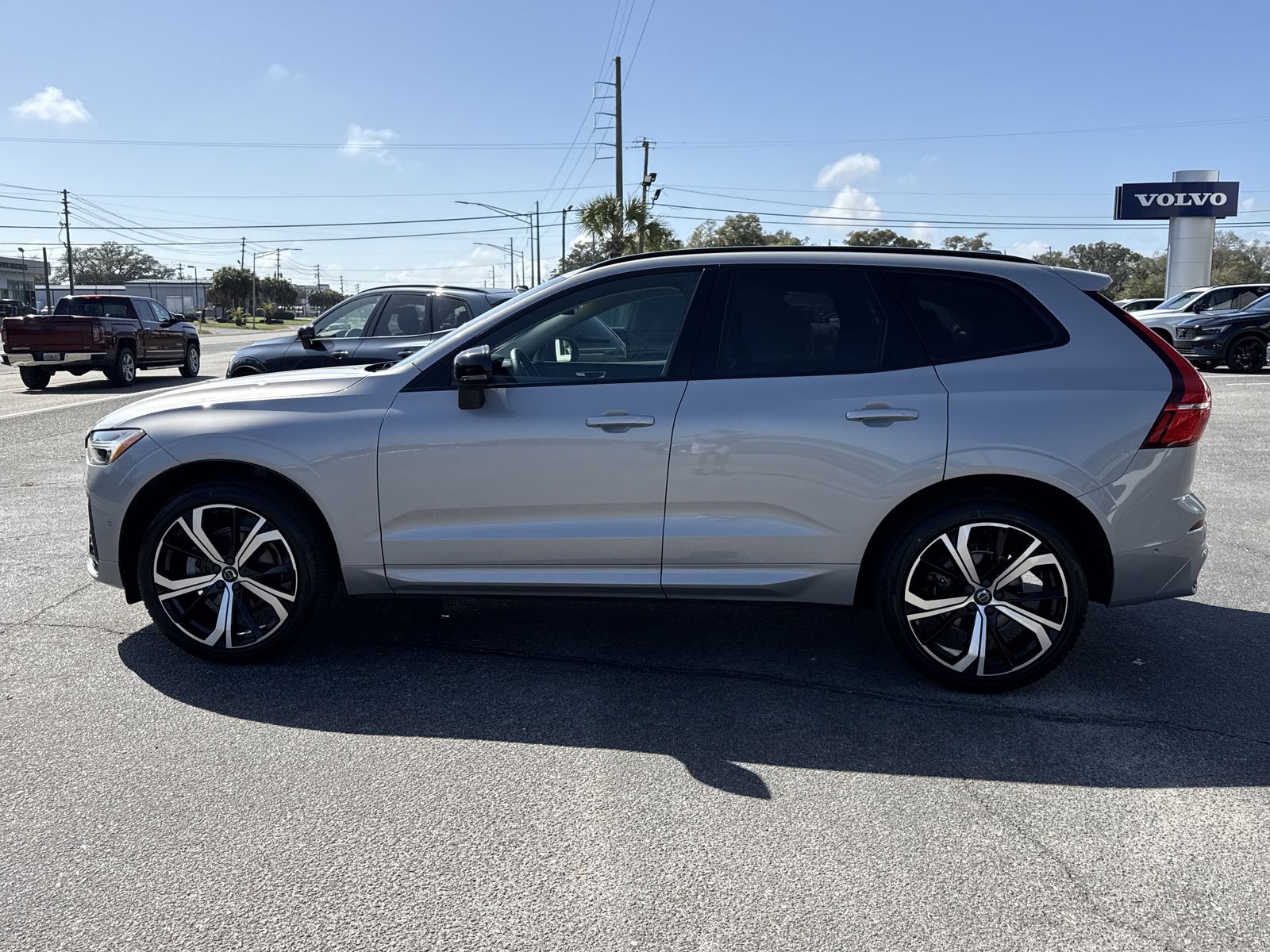 2023 Volvo XC60 B5 Ultimate Dark Theme AWD
