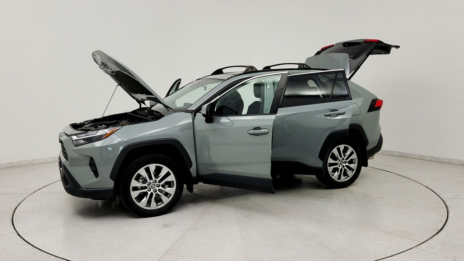 Used 2023  Toyota XLE Premium image 12