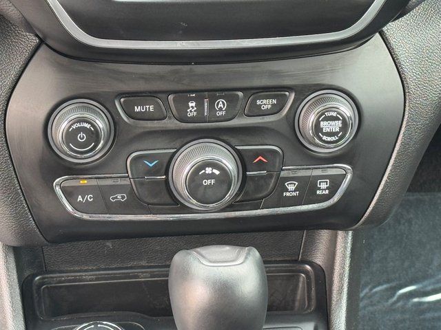 Used 2019 White Jeep Latitude Plus image 17