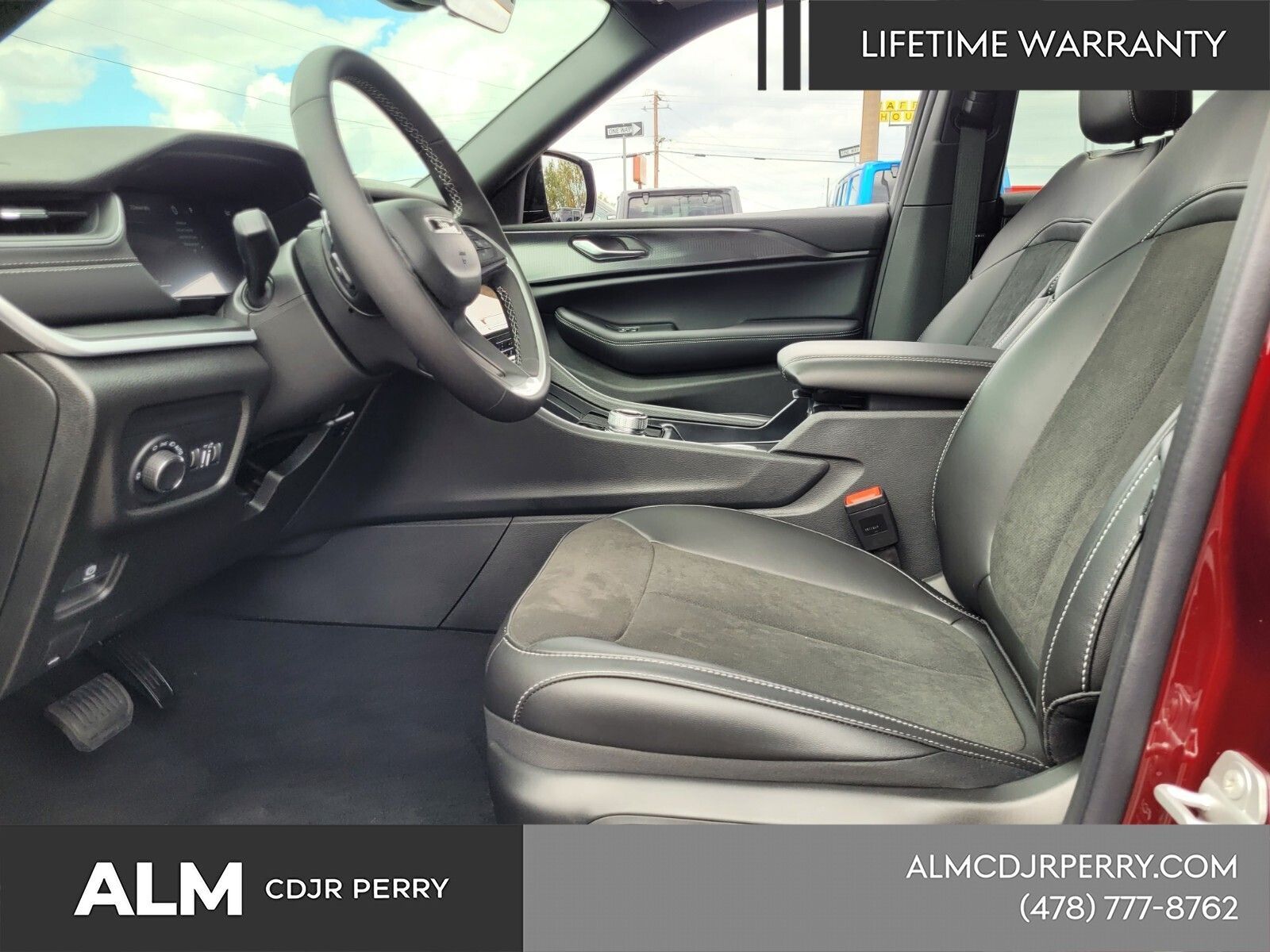 New 2025 Velvet Red Pearl-Coat Exterior Paint Jeep Altitude X image 7