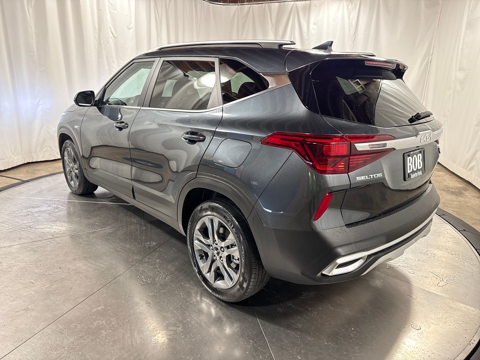 View vehicle photo 7