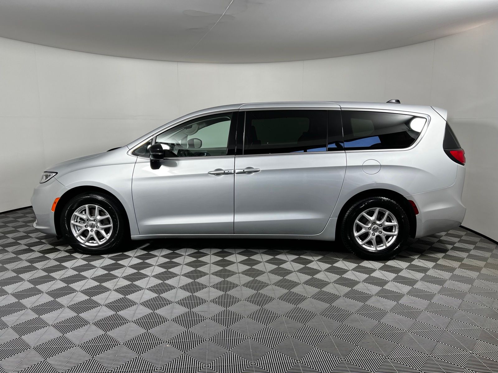 Thumbnail: 2024 Chrysler Pacifica - 8