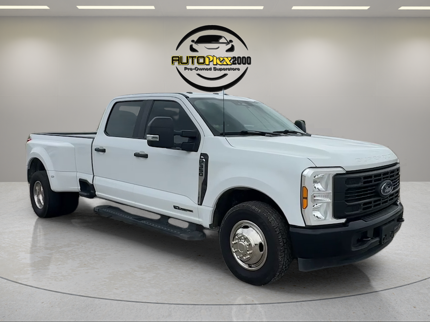 Oxford White 2024 Ford F-350 Super Duty XL Crew Cab LB DRW RWD Pickup Truck 4X2 Automatic