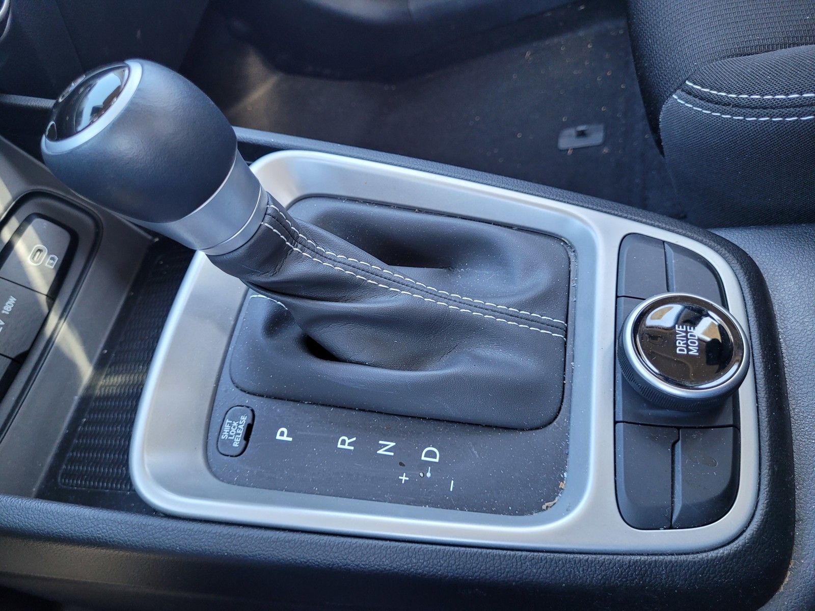 2025 Hyundai Venue SEL - Photo 24