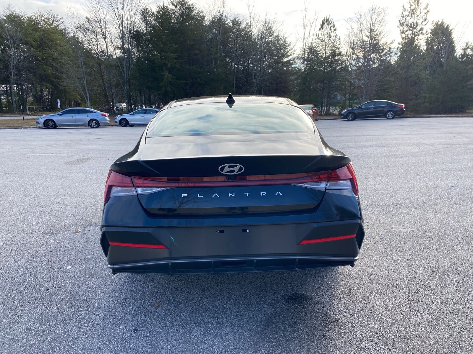 2025 Hyundai Elantra SEL Convenience photo 2