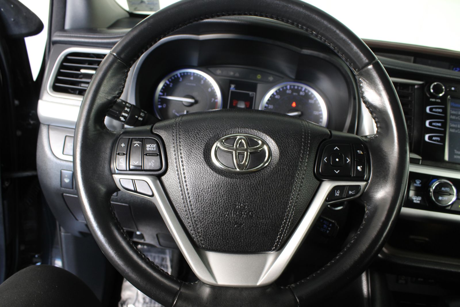 Used 2018 Black Toyota XLE image 18
