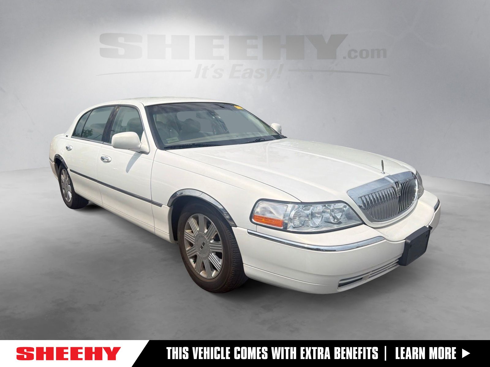 White (Ivory Parchment Clearcoat Tri-Coat) 2003 Lincoln Town Car Sedan Rear-Wheel Drive 4-Speed Automatic