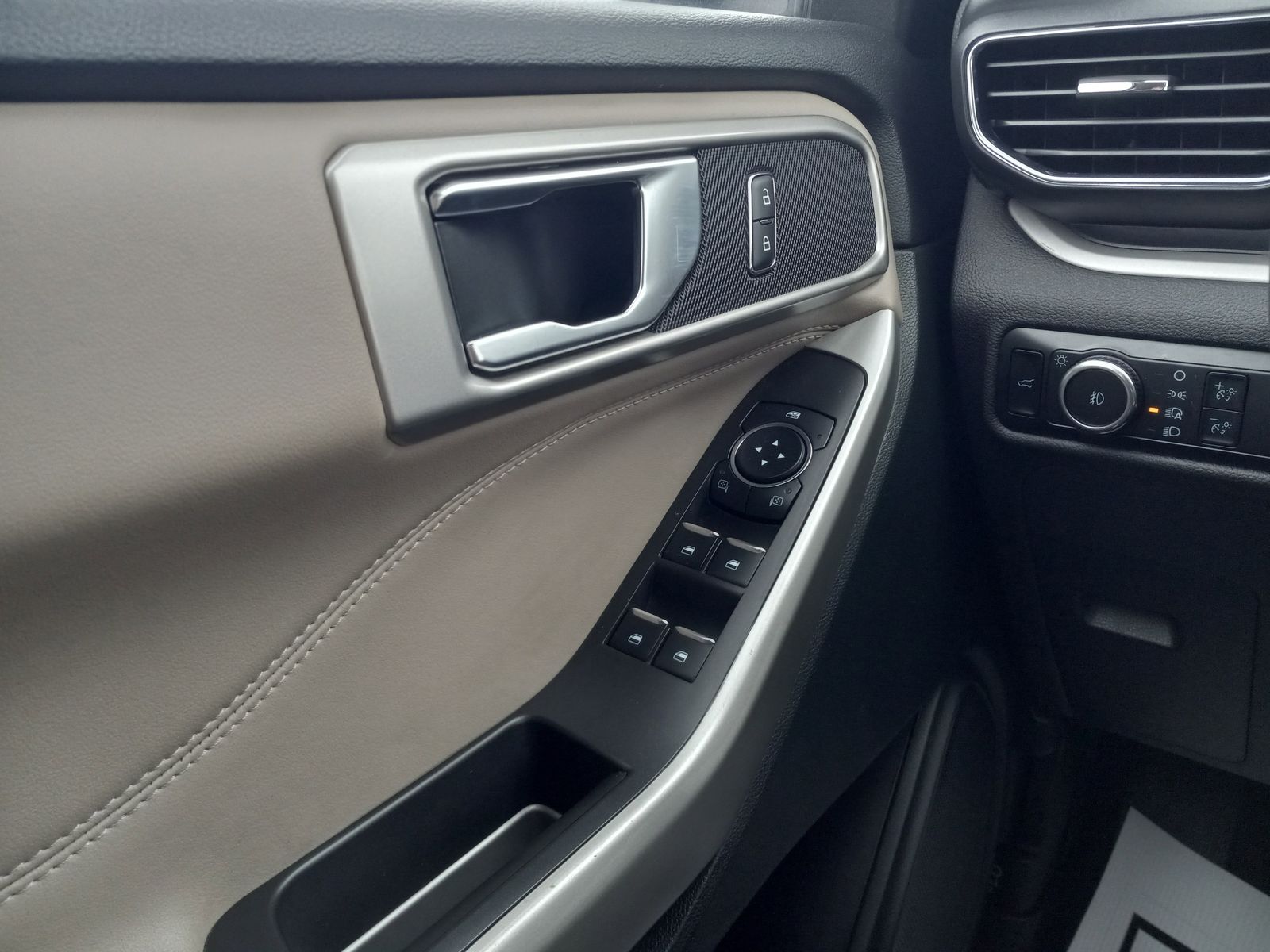 2024 Ford Explorer image 27