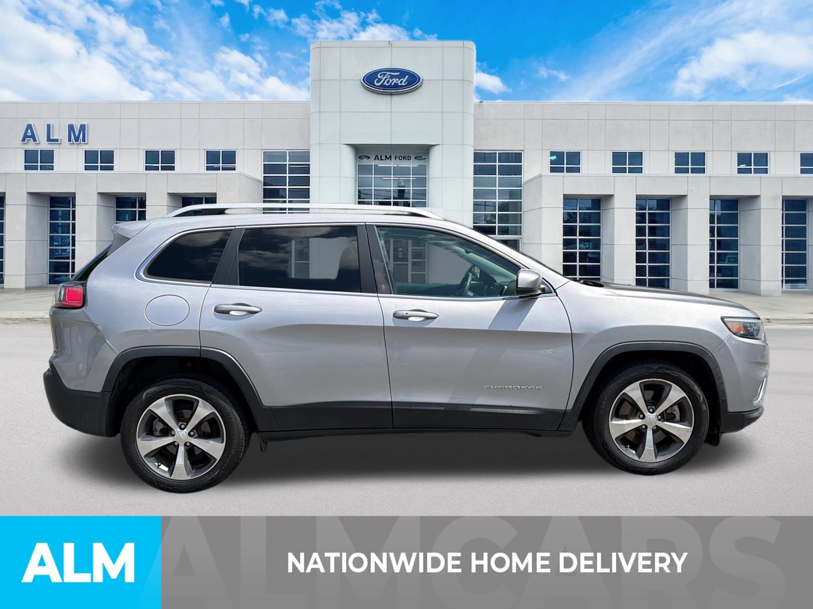 Used 2019 Silver Jeep Limited image 4
