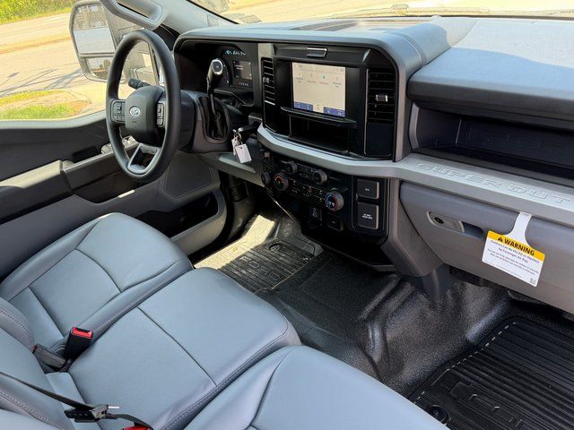 New 2025 Oxford White Ford XL image 5