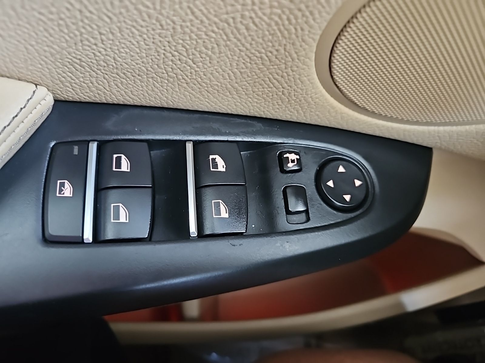 Used 2011 Silver BMW xDrive28i image 27