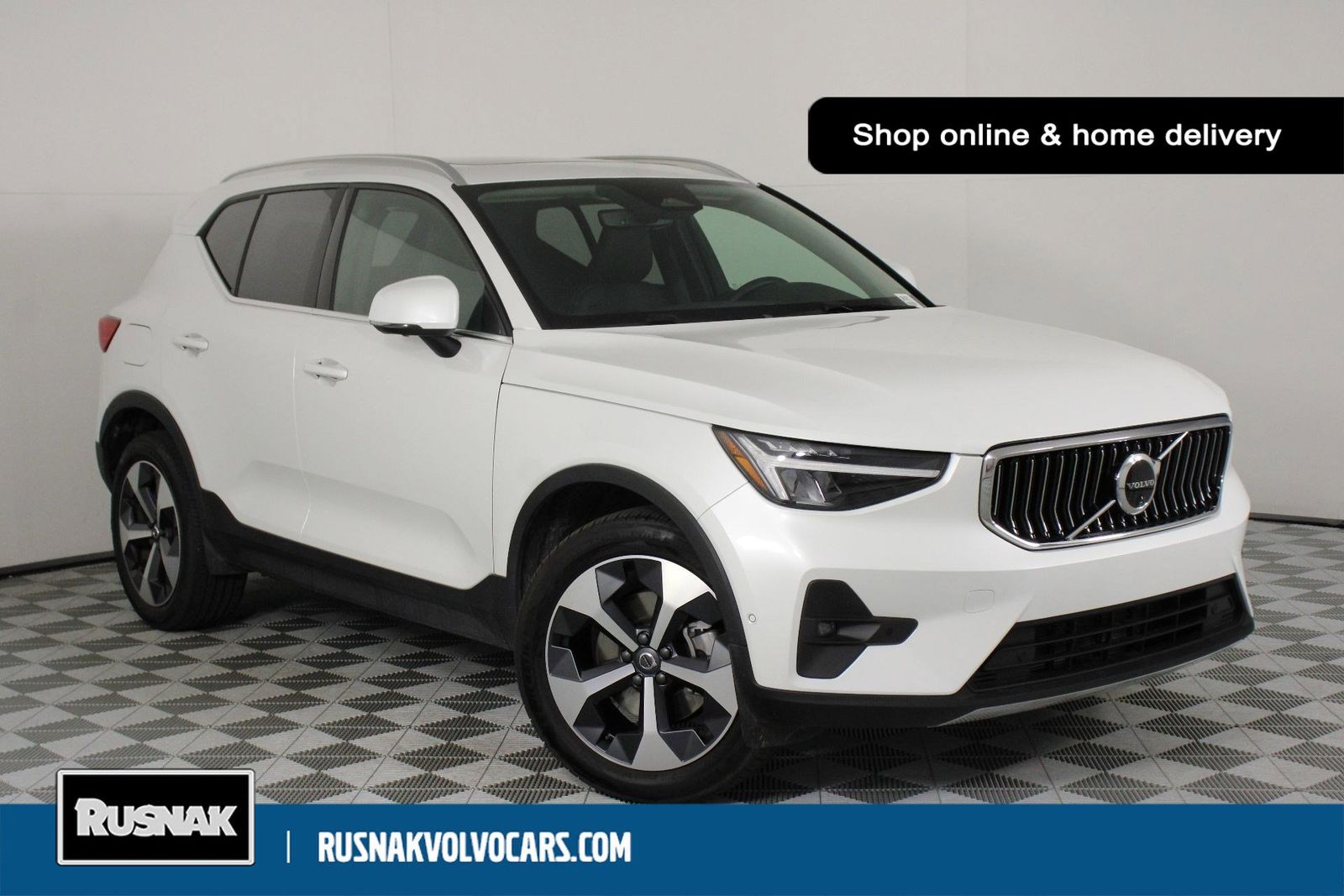 Crystal White Pearl 2025 Volvo XC40 B5 Plus Bright Theme AWD SUV / Crossover All-Wheel Drive Automatic