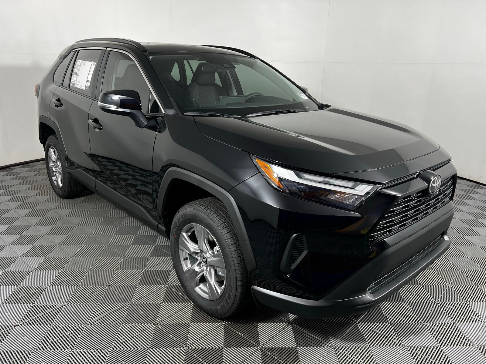 2025 Toyota RAV4 XLE 3