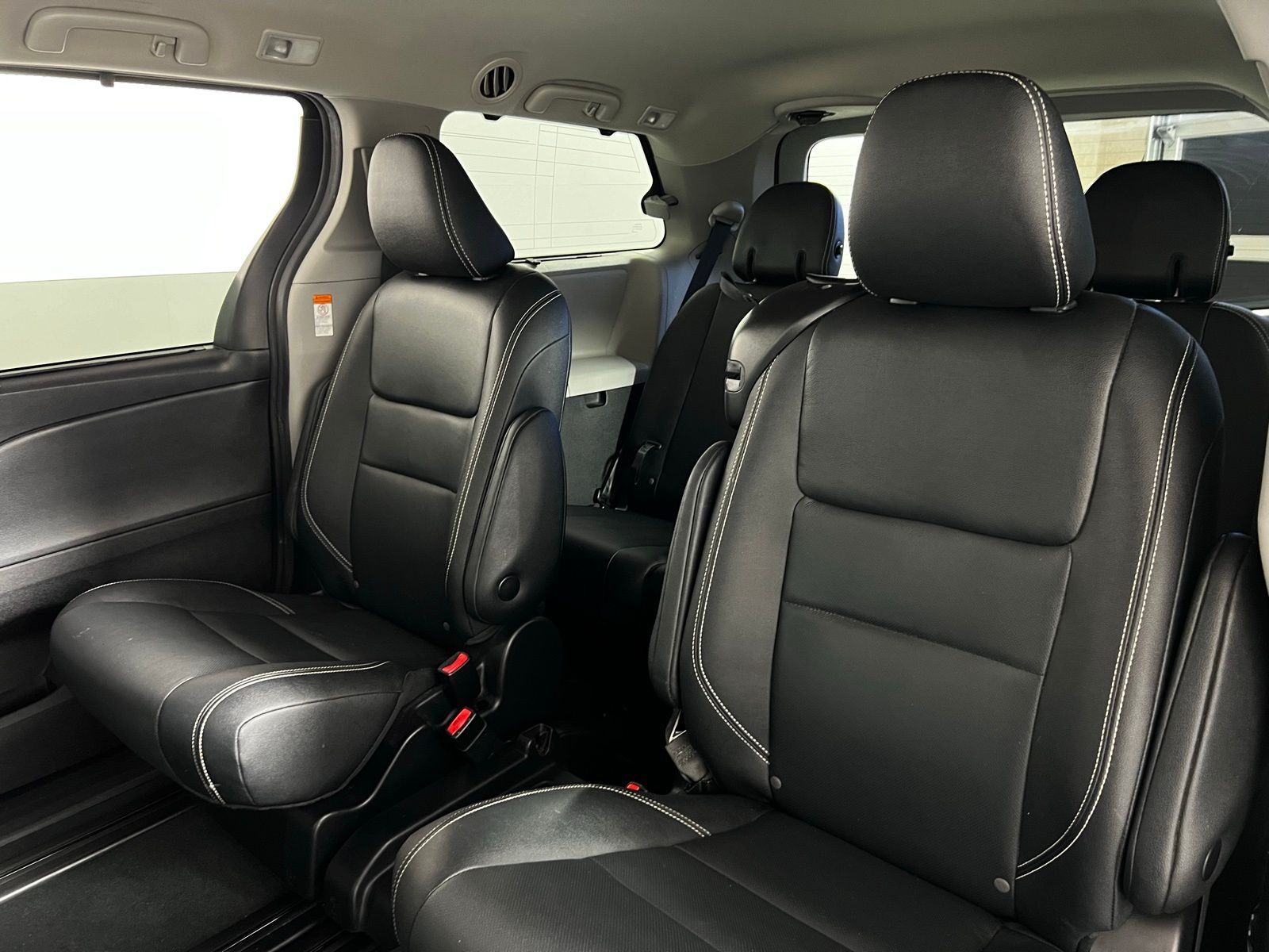 2020 Toyota Sienna SE 21