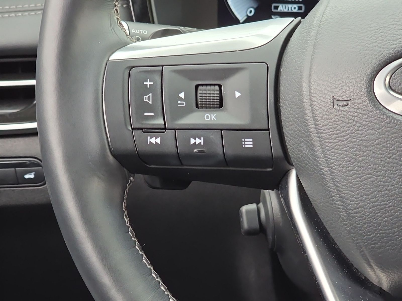 Used 2025 Black INFINITI Sensory image 41