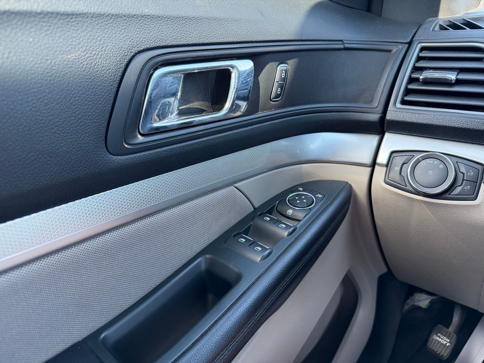 2018 Ford Explorer image 24