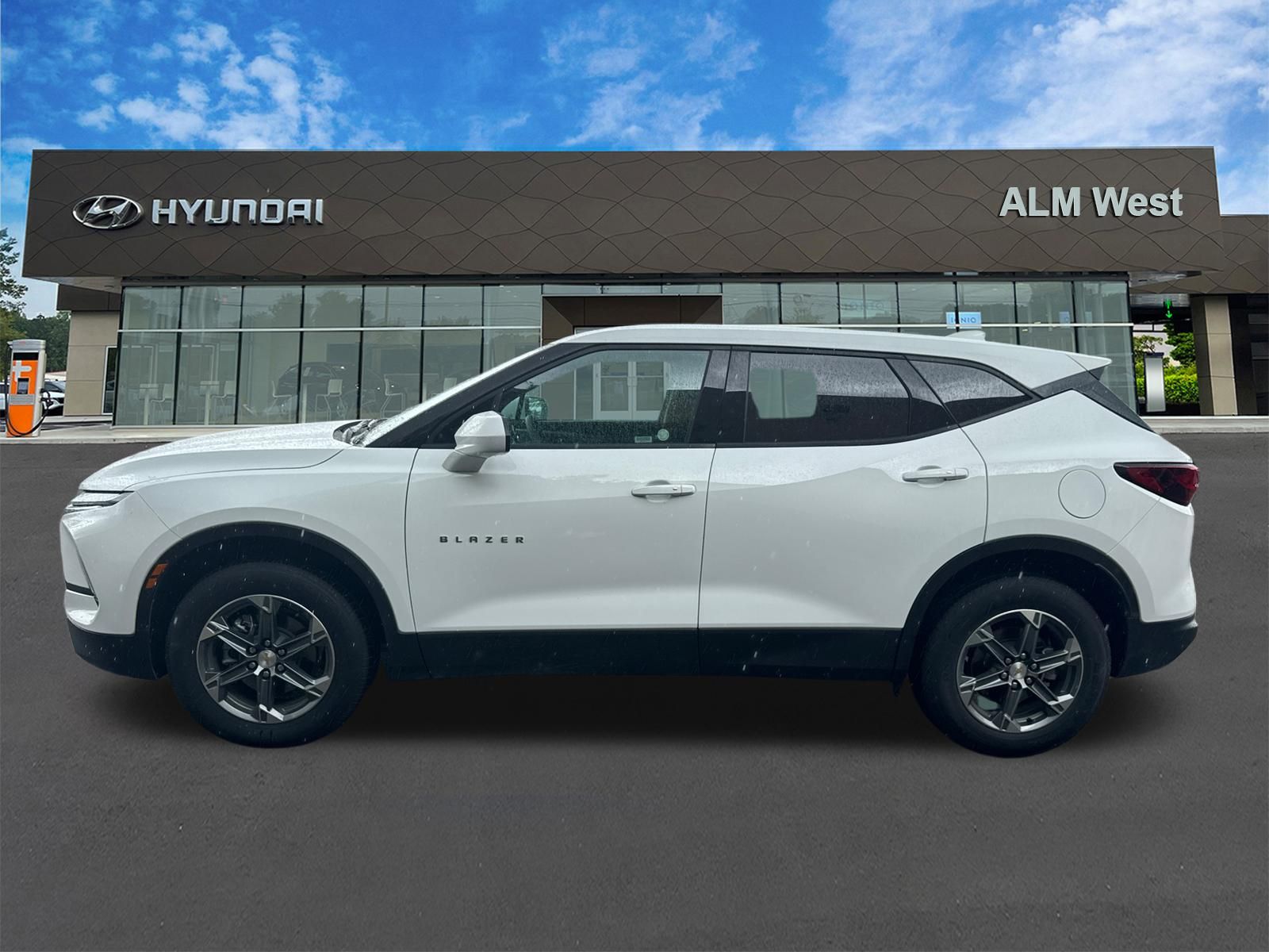 Used 2025 Summit White Chevrolet LT image 8