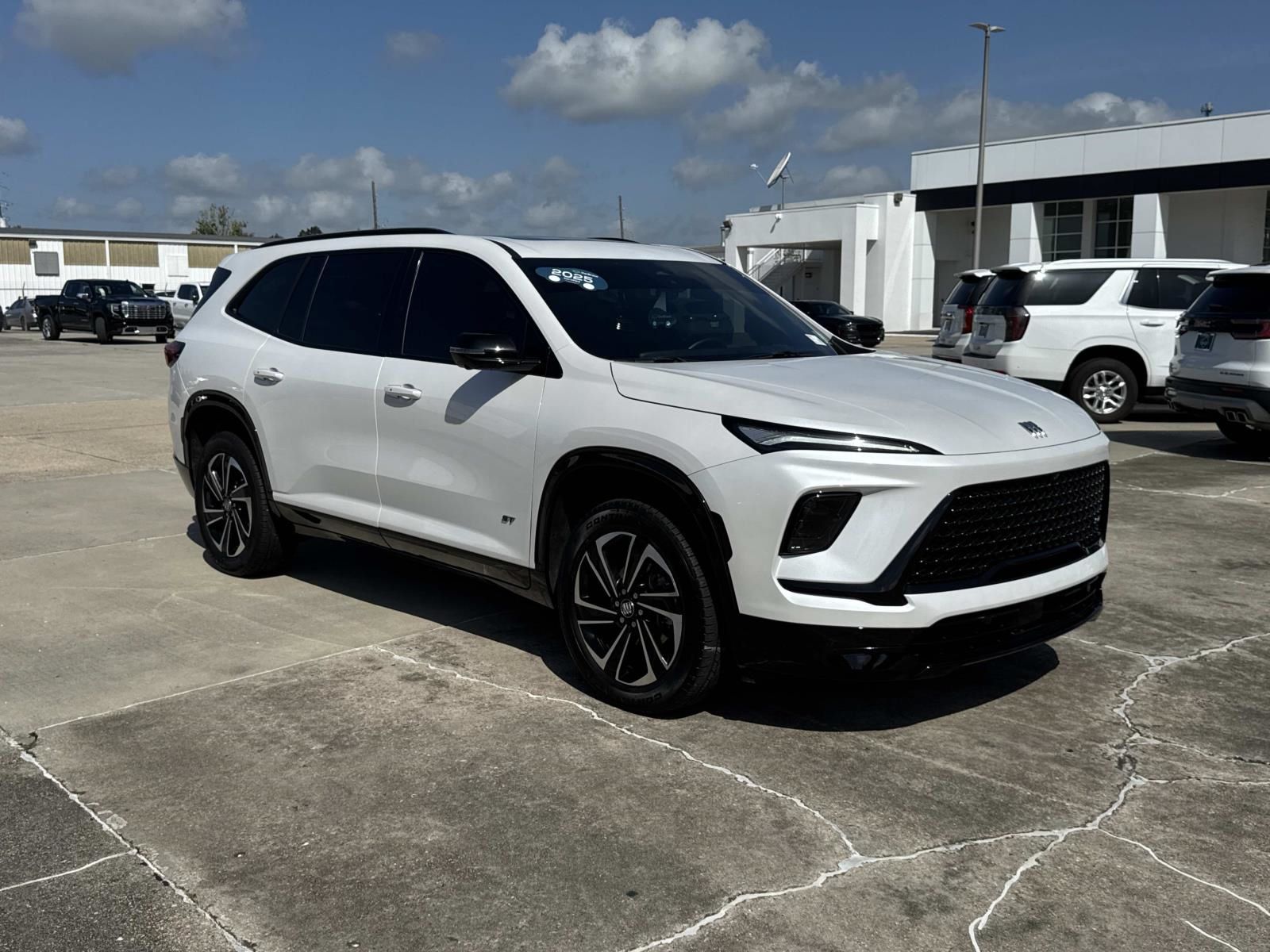White Frost Tricoat 2025 Buick Enclave SUV / Crossover Front-Wheel Drive 8-Speed Automatic