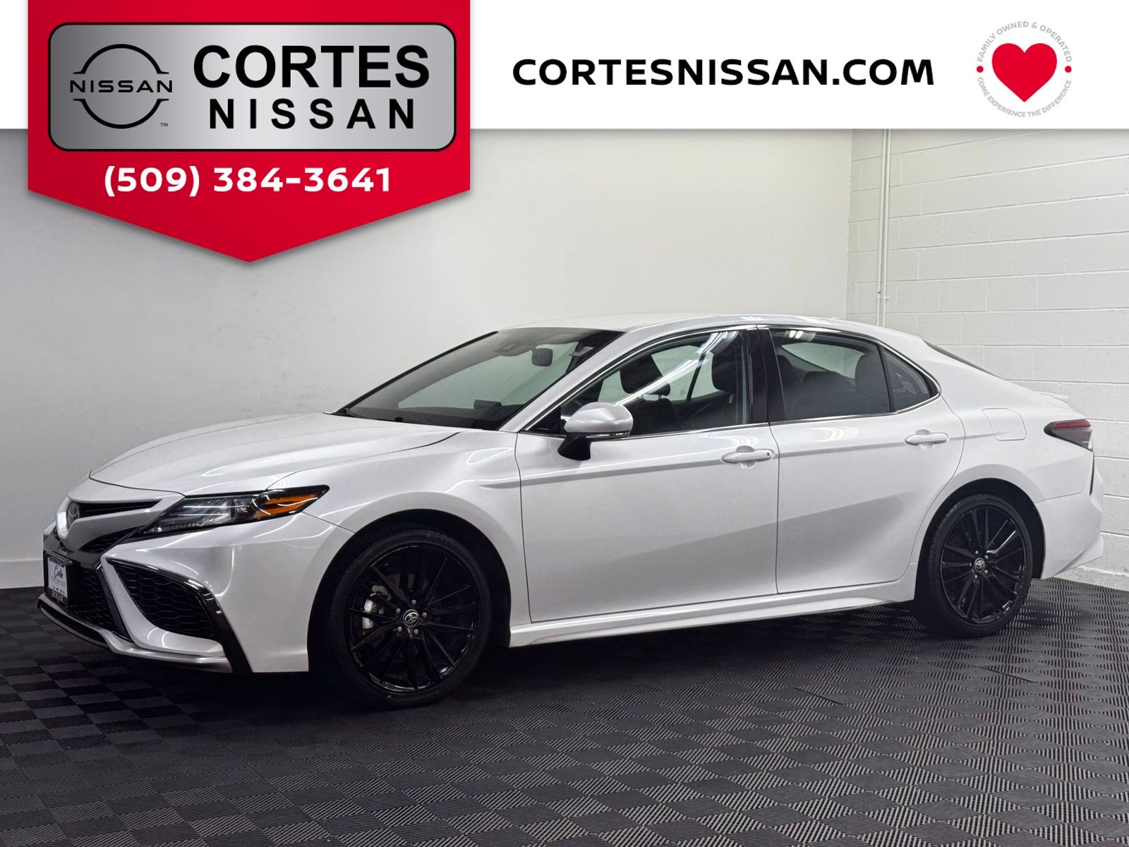 White (Wind Chill Pearl) 2024 Toyota Camry Sedan Front-Wheel Drive 8-Speed Automatic