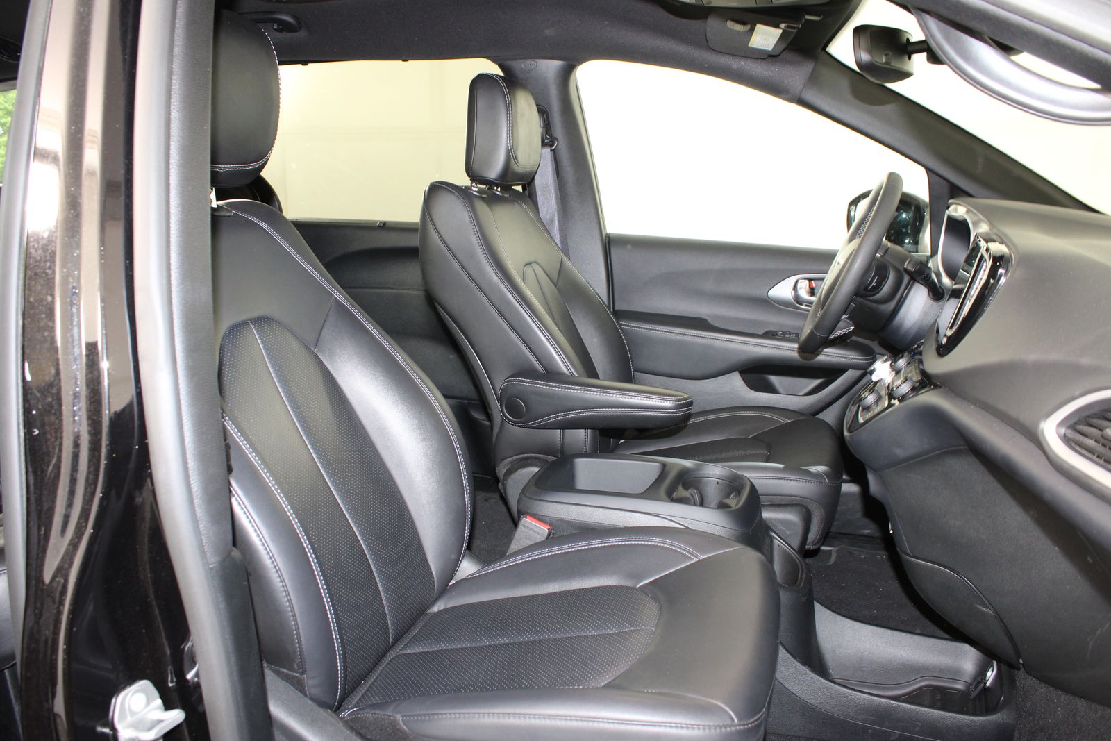 Used 2025 Black Chrysler Select image 20