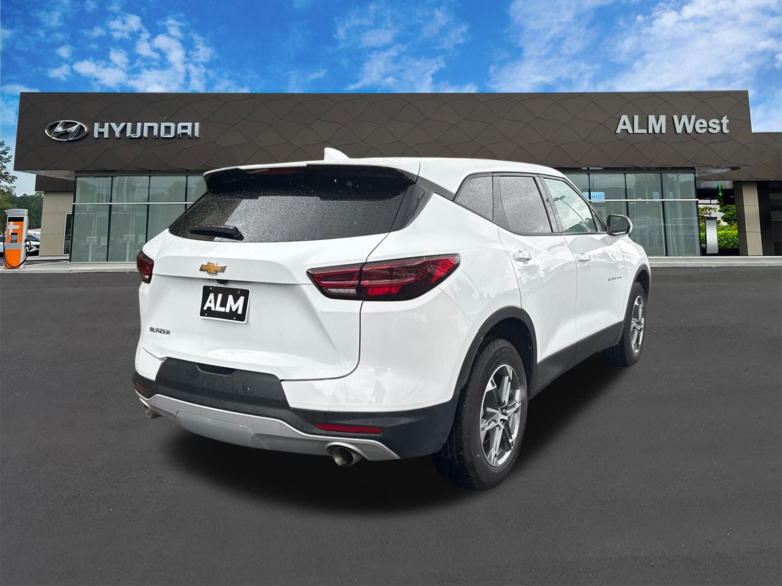 Used 2025 Summit White Chevrolet LT image 5