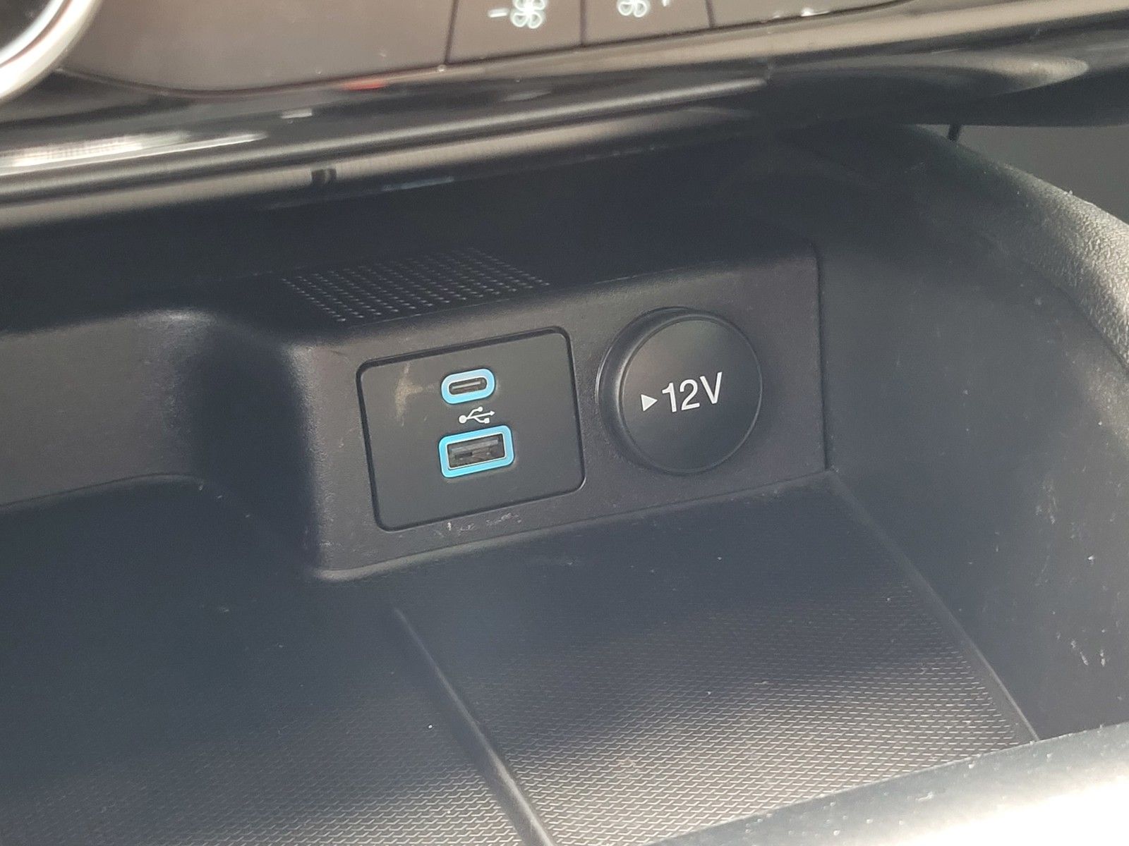 Used 2022 Black Ford SE image 24