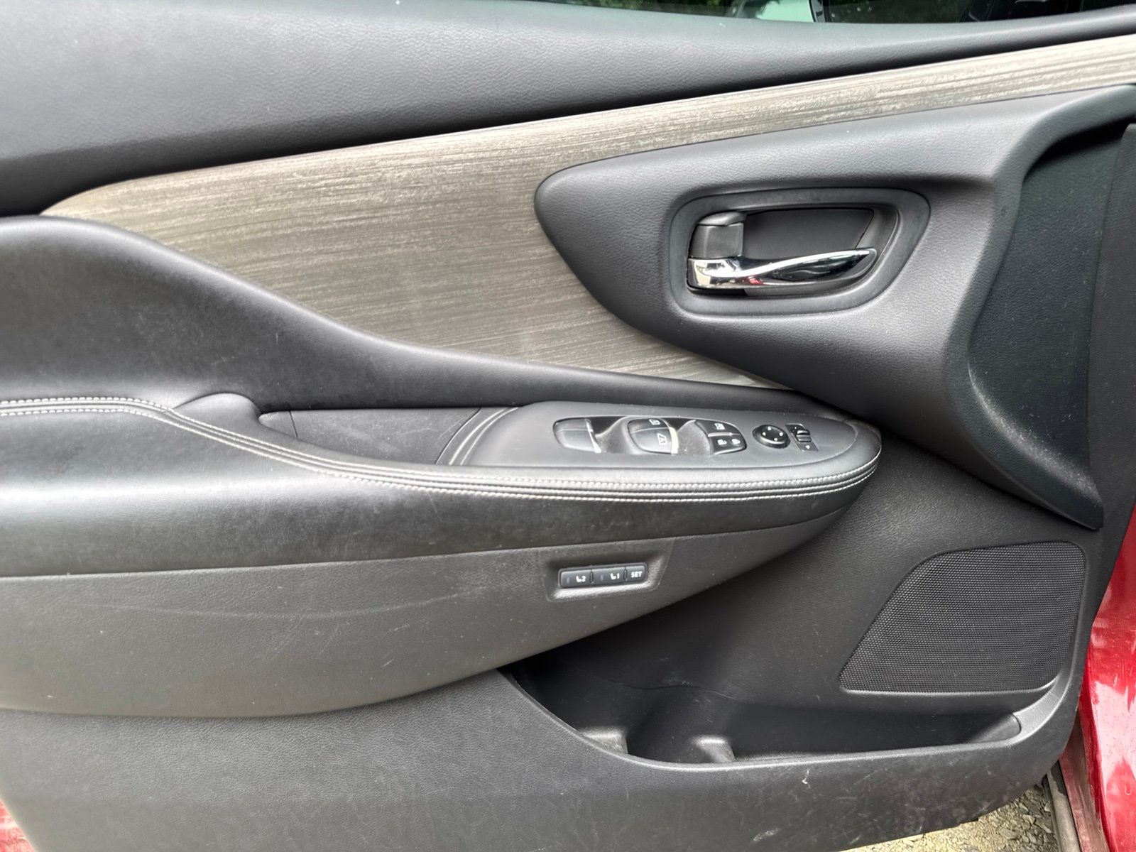 Used 2015 Cayenne Red Nissan SL image 23