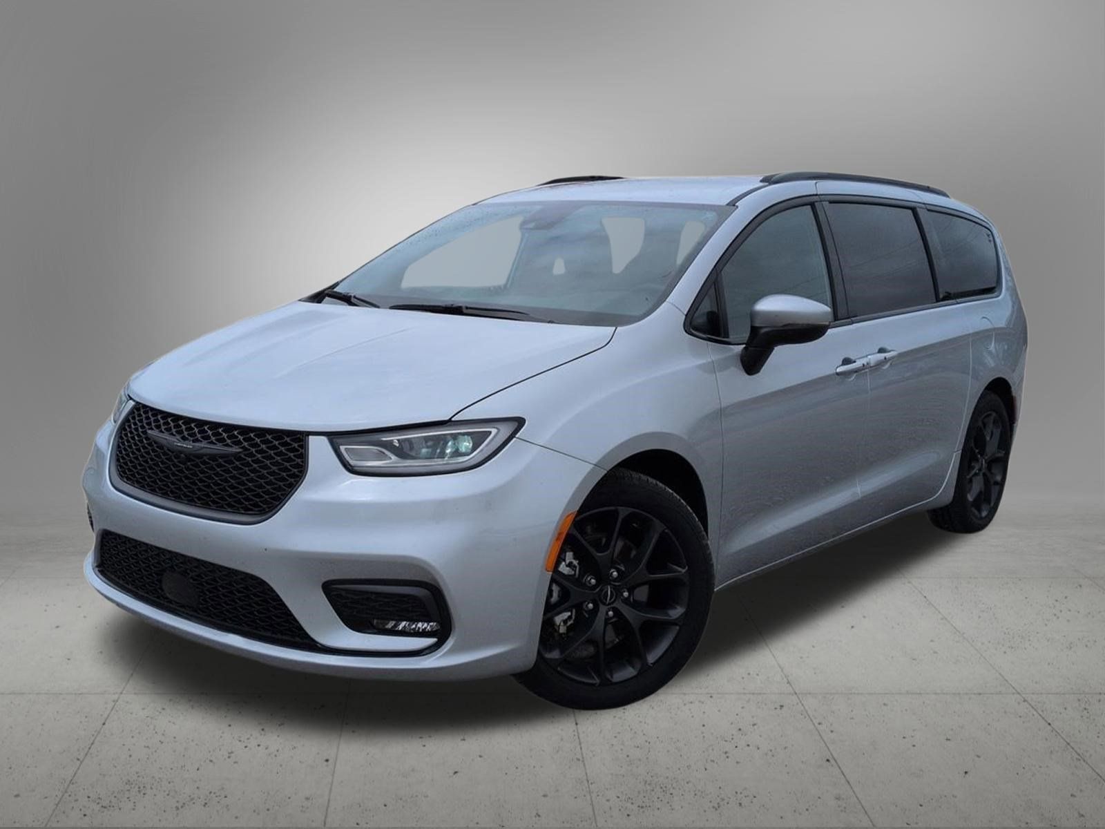 2023 Chrysler Pacifica Touring L's photo