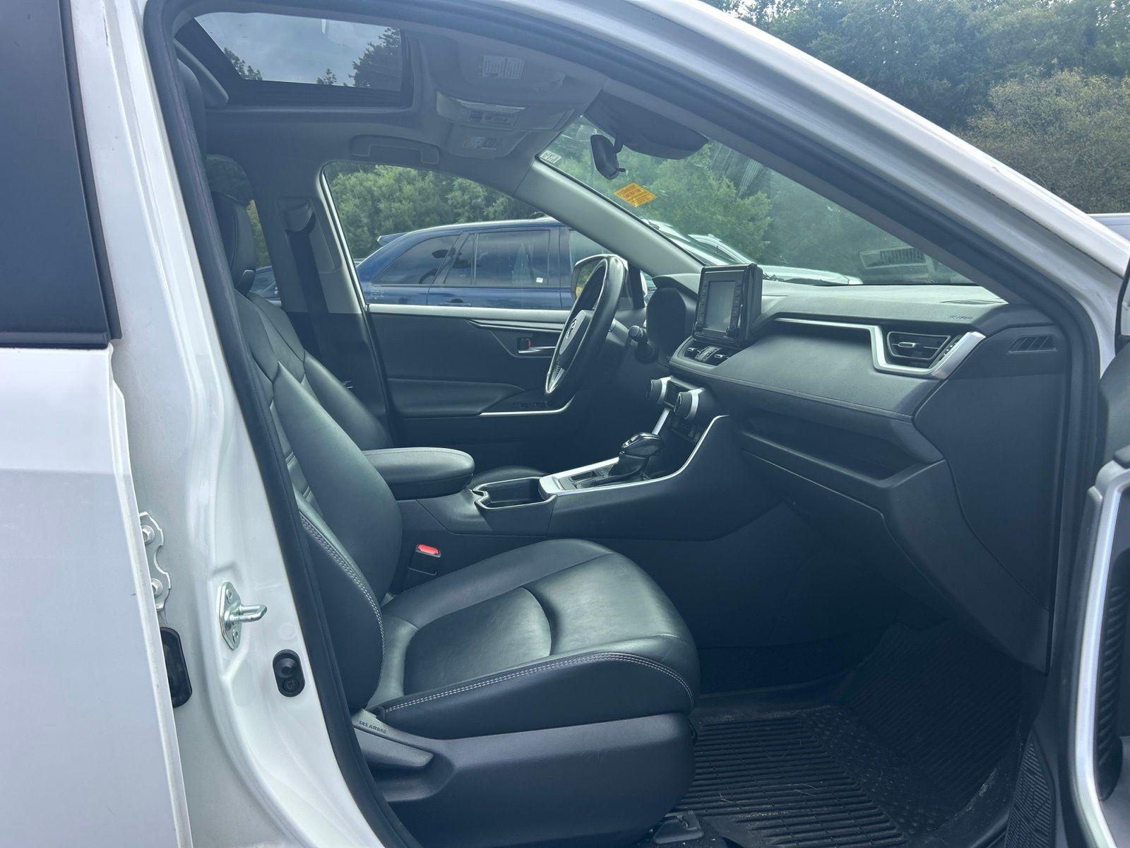 Used 2020 White Toyota XLE Premium image 27