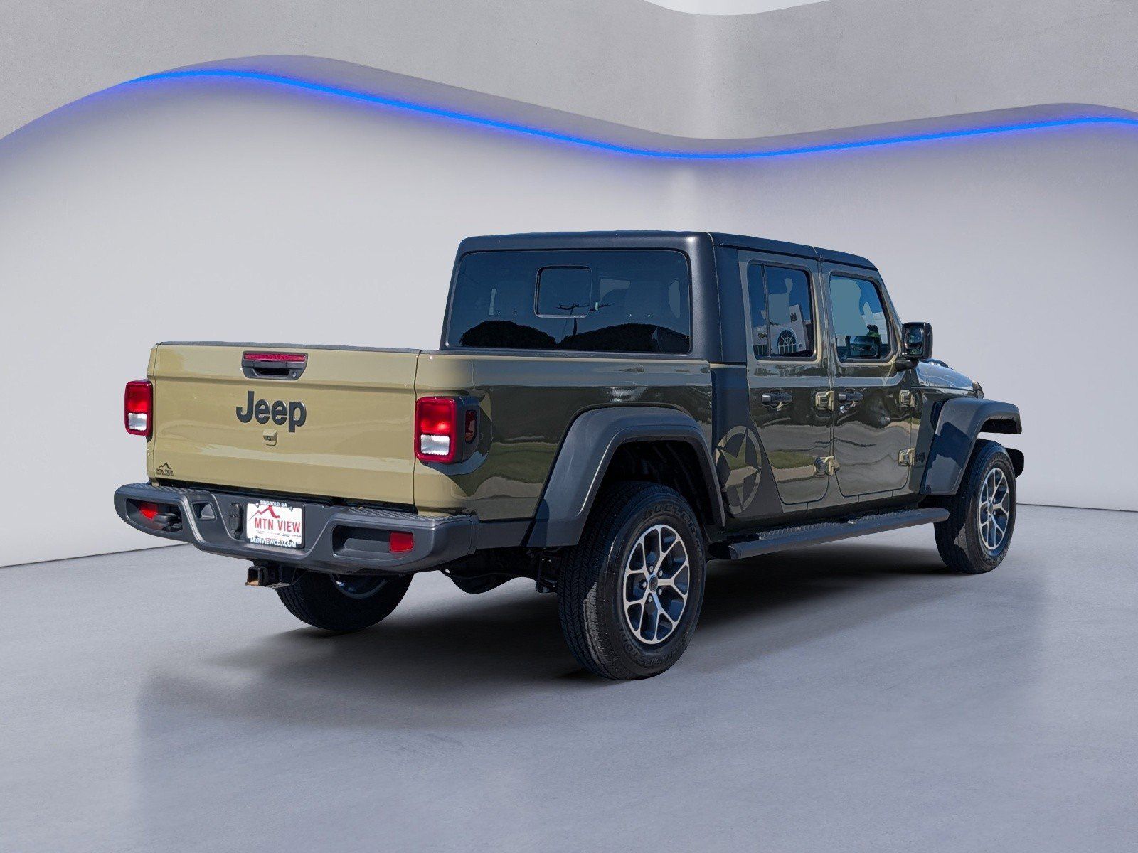 View vehicle photo 7