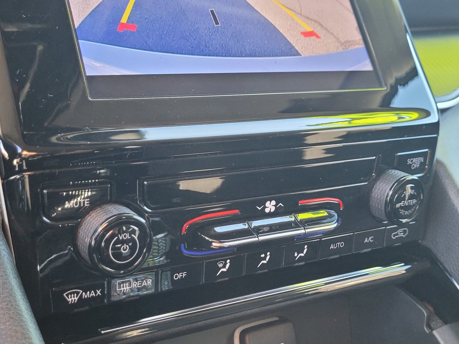 Used 2023 White Jeep Laredo image 22