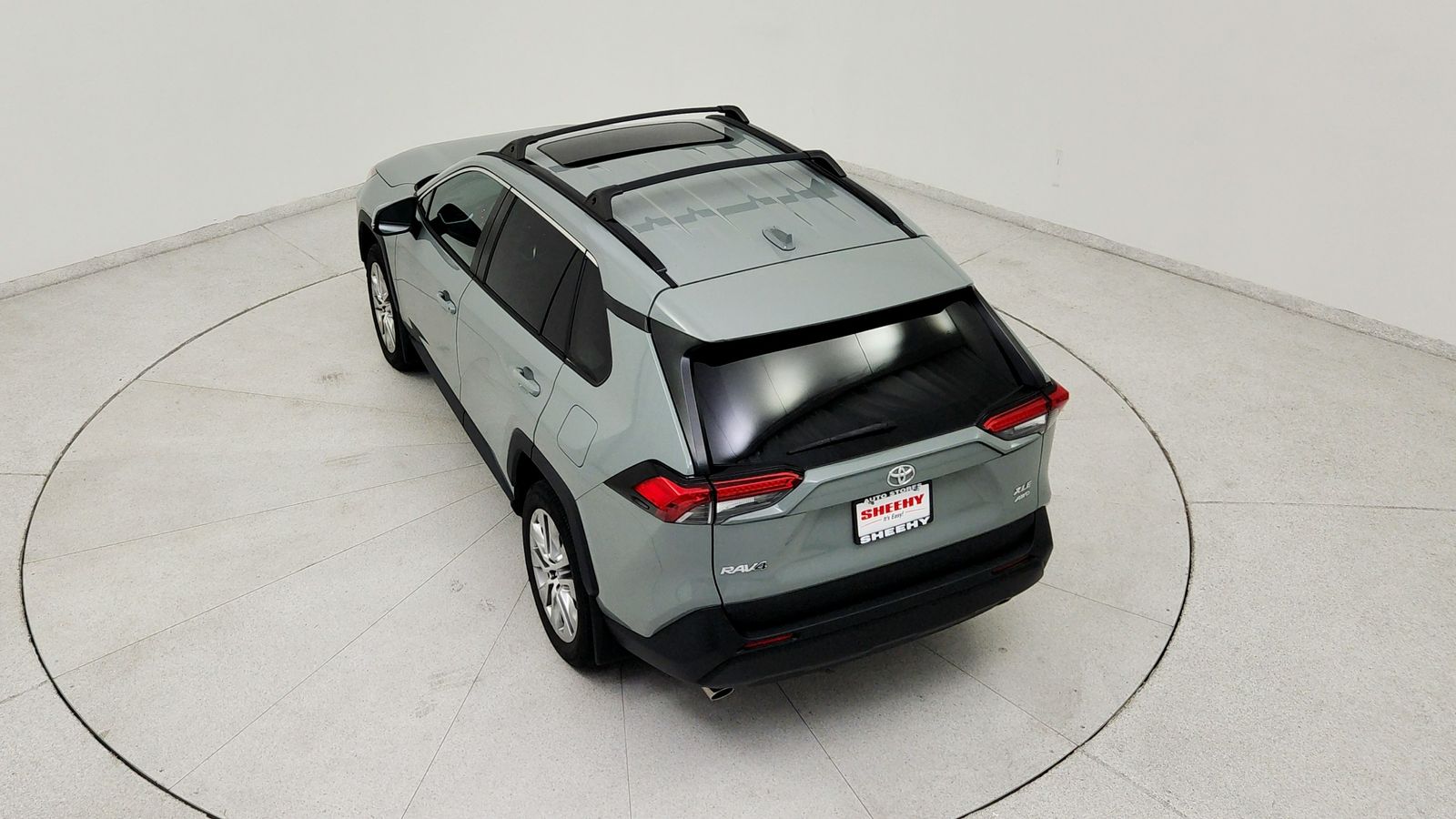 Used 2023  Toyota XLE Premium image 18